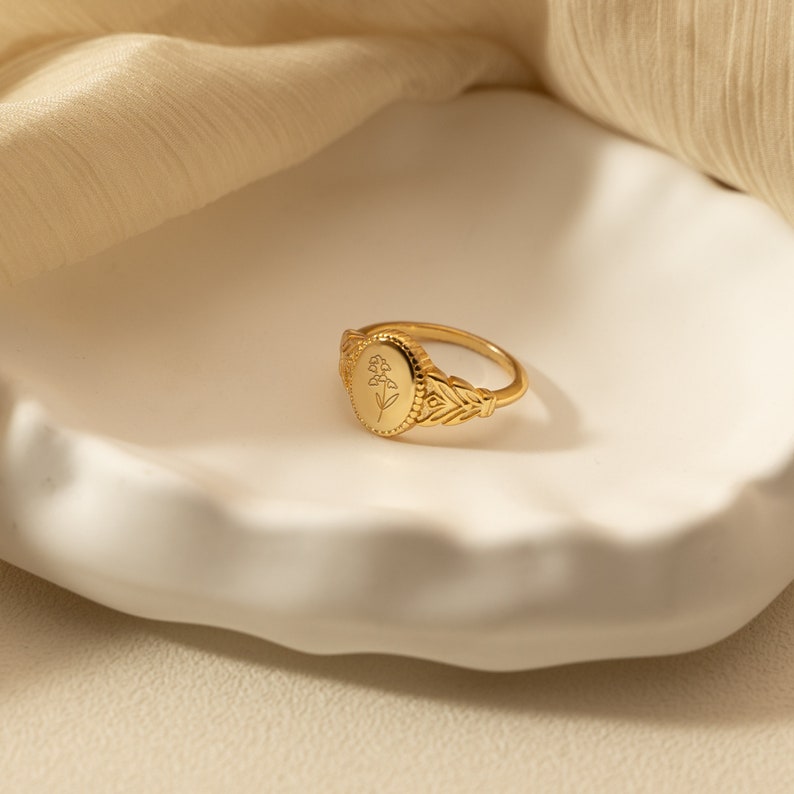 Anello fiore di nascita in argento personalizzato, anello con sigillo floreale inciso, anello delicato in oro, regalo per la mamma, regali personalizzati, regalo di compleanno per le donne immagine 5