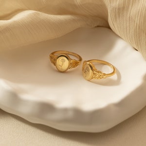 Anello fiore di nascita in argento personalizzato, anello con sigillo floreale inciso, anello delicato in oro, regalo per la mamma, regali personalizzati, regalo di compleanno per le donne immagine 4