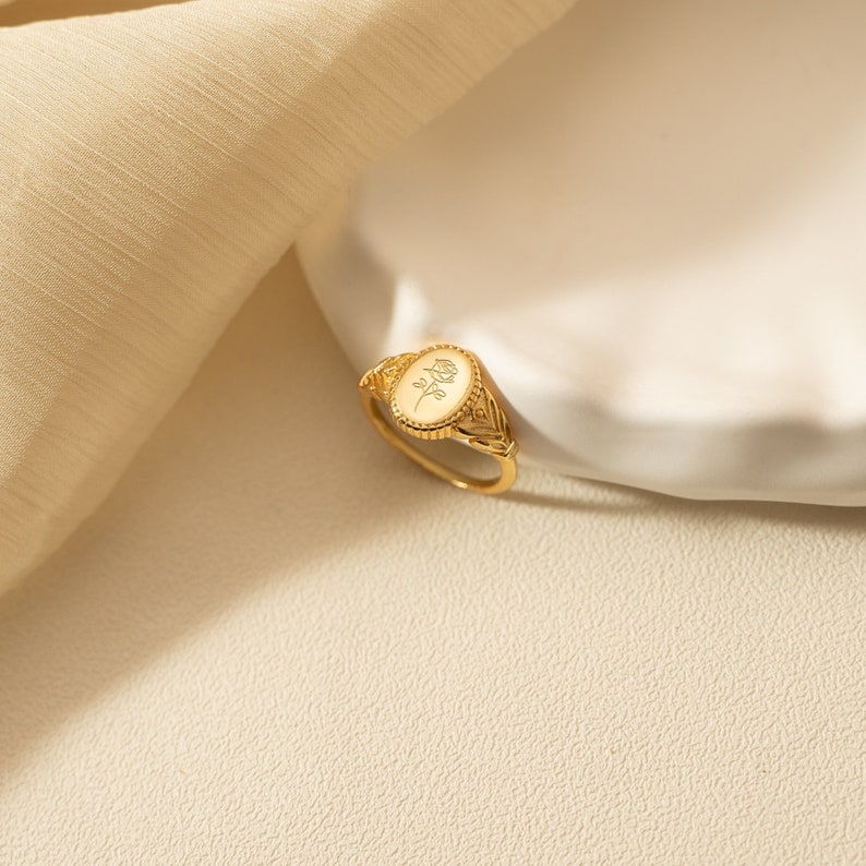 Anello fiore di nascita in argento personalizzato, anello con sigillo floreale inciso, anello delicato in oro, regalo per la mamma, regali personalizzati, regalo di compleanno per le donne immagine 3