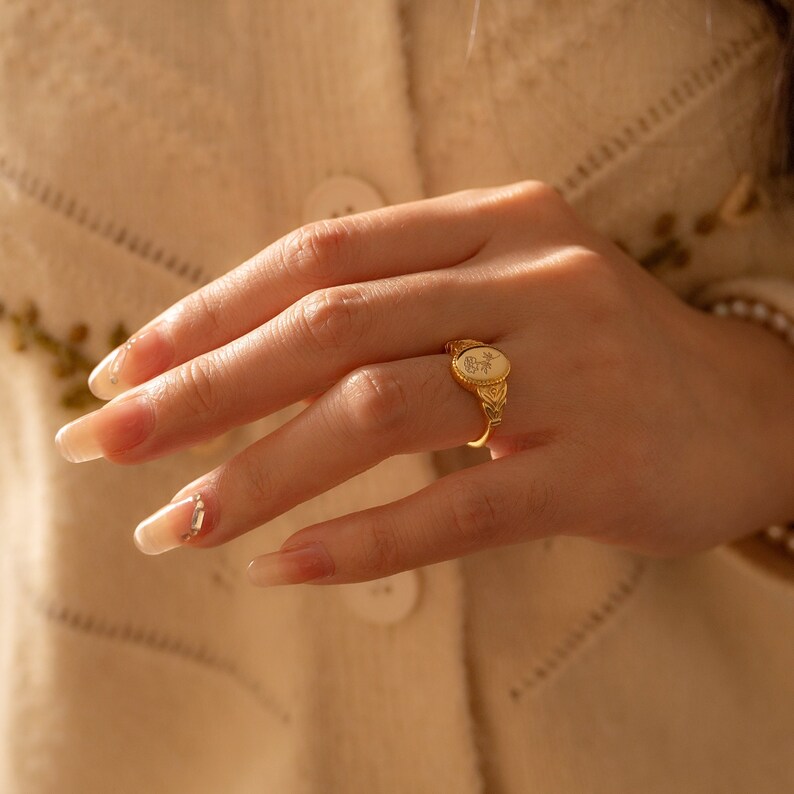 Anello fiore di nascita in argento personalizzato, anello con sigillo floreale inciso, anello delicato in oro, regalo per la mamma, regali personalizzati, regalo di compleanno per le donne immagine 2