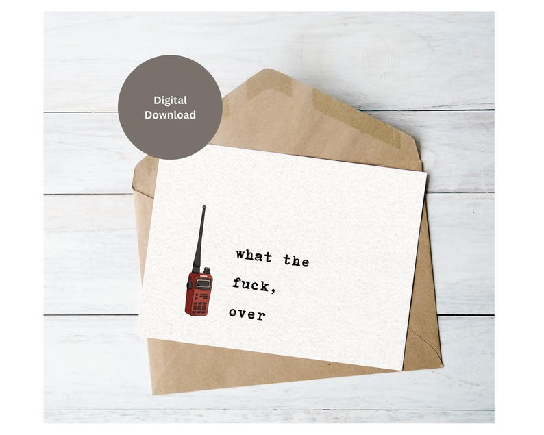 Pu&ograve; includere: Un biglietto di auguri con la scritta "what the fuck, over" e una piccola illustrazione di un walkie-talkie rosso. Il biglietto &egrave; all'interno di una busta marrone, con un'etichetta di download digitale.