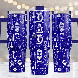 Könnte beinhalten: Blauer Edelstahlbecher mit einem weißen Design, das einen Cartoon-Vater, Werkzeuge und das Wort "DAD" zeigt.