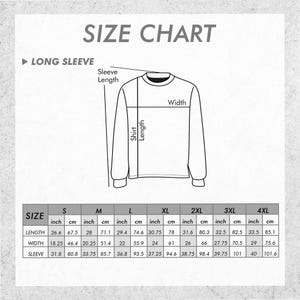 Pu&ograve; includere: Una tabella delle taglie per una maglia a maniche lunghe, con misure in pollici e centimetri. La tabella include la lunghezza della maglia, la larghezza e la lunghezza delle maniche per le taglie dalla S alla 4XL. Il testo "SIZE CHART" &egrave; in alto.