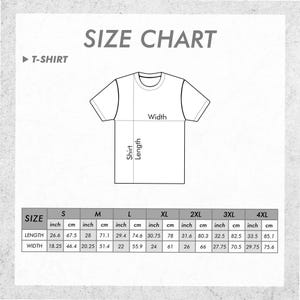 Pu&ograve; includere: Una tabella delle taglie di magliette bianca, con misure in pollici e centimetri. La tabella include le misure di lunghezza e larghezza della maglietta per le taglie dalla S alla 4XL. Il testo "SIZE CHART" &egrave; in alto.