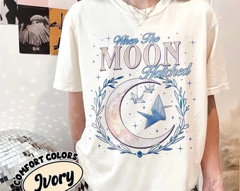 Maglietta "Quando la luna si è schiusa", Maglietta Comfort Colors Bookish, Maglietta Romantica Drago, Regalo Drago Piuma di Luna, Maglietta per amanti dei libri