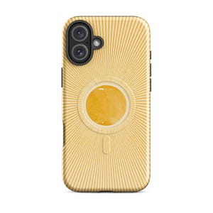 Puede incluir: Una funda de teléfono con un diseño de rayos de sol amarillos. La funda tiene un centro circular amarillo y un patrón radiante de finas líneas amarillo claro. La parte superior de la funda presenta un módulo de cámara negro.