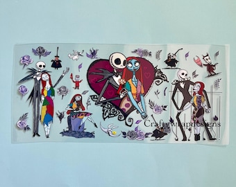 Pode incluir: Uma película adesiva transparente com várias ilustrações de Jack Skellington e Sally de O Estranho Mundo de Jack, incluindo um grande motivo de coração central, várias poses e rosas roxas. O texto Craftywrapdesigns é visível.