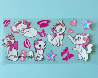 Op de afbeelding: Een vel stickers met witte cartoonkatten met roze strikken en accenten. De stickers bevatten verschillende poses van de kat, samen met roze strikken, harten en sterren. De tekst "Craftywrapdesigns" is ook aanwezig.