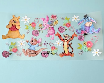 Op de afbeelding: Een stickervel met Winnie de Poeh-personages en bloemversieringen. De personages zijn Winnie de Poeh, Knorretje, Teigetje, Iejoor en Kanga & Roe. De stickers zijn omgeven door kleurrijke bloemen.