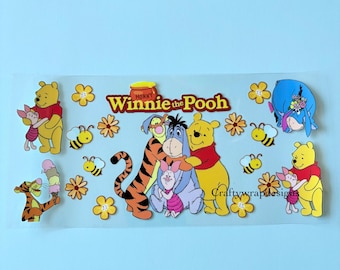 Op de afbeelding: Een kleurrijke stickerpagina met Winnie de Poeh en zijn vrienden. Het ontwerp bevat Poeh, Knorretje, Tijger, Iejoor en bijen, met de tekst "Winnie the Pooh". De achtergrond is lichtblauw.
