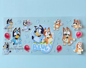 Op de afbeelding: Een vel stickers met cartoonhonden uit de animatieserie "Bluey". De stickers bevatten verschillende personages in verschillende poses, rode ballonnen, pootafdrukken en sterren. Het woord "Bluey" is ook te zien.