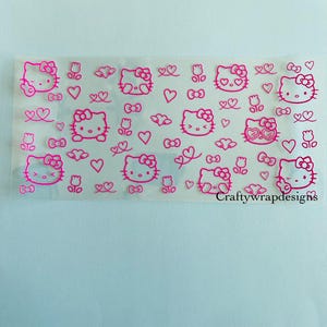 Peut inclure: Une feuille de vinyle transparent avec des autocollants Hello Kitty roses. Les autocollants représentent Hello Kitty dans différentes poses, notamment avec des cœurs, des nœuds et des fleurs. La feuille comprend également le texte "Craftywrapdesigns".