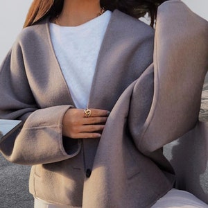 Abrigo corto informal y cálido para mujer, corto holgado de manga larga con cuello en V, chaqueta de moda femenina de otoño e invierno imagen 4