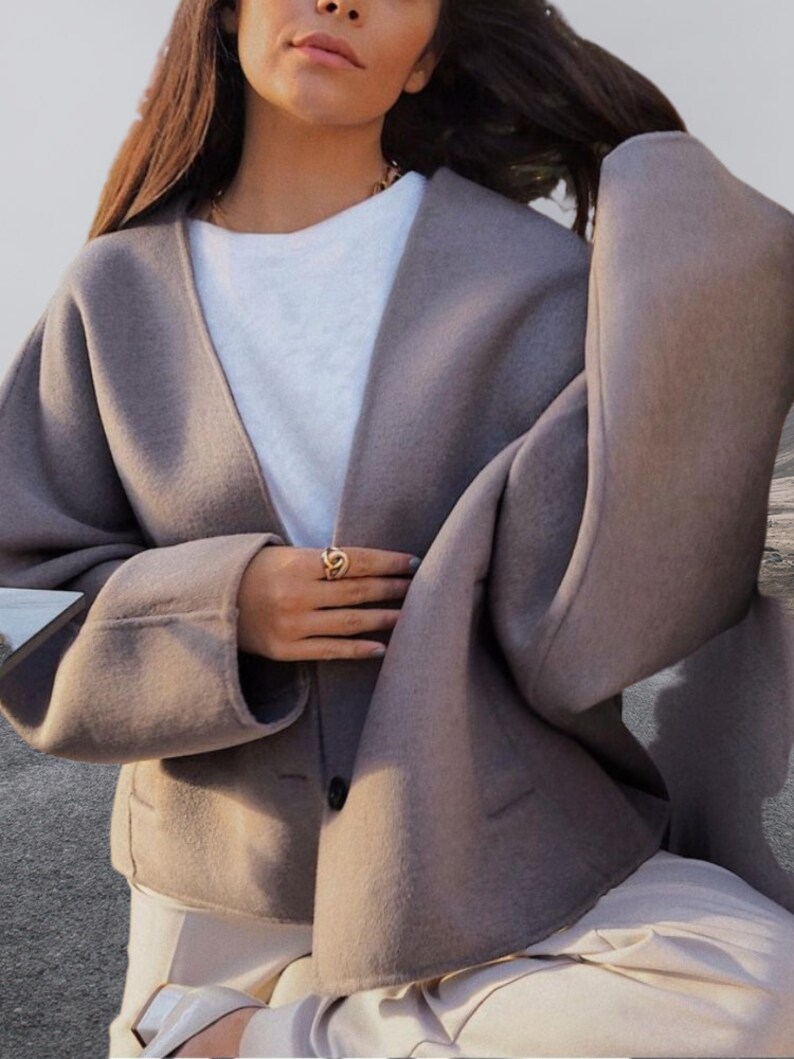 Abrigo corto informal y cálido para mujer, corto holgado de manga larga con cuello en V, chaqueta de moda femenina de otoño e invierno imagen 4