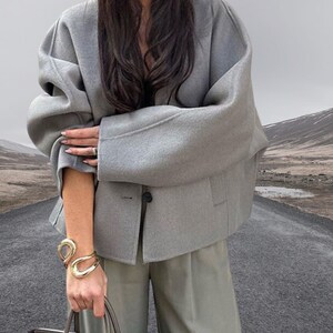 Abrigo corto informal y cálido para mujer, corto holgado de manga larga con cuello en V, chaqueta de moda femenina de otoño e invierno khaki