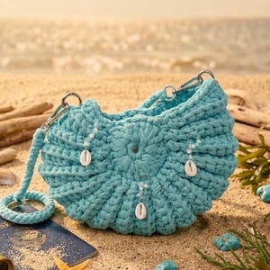 Puede incluir: Un juego de tres tazas de cerámica con un acabado moteado y mate. Las tazas son de color crema, gris claro y gris oscuro. Cada taza tiene un diseño simple y minimalista.