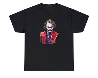 Könnte beinhalten: Schwarzes T-Shirt mit einer Aquarell-Illustration des Jokers aus Batman. Der Joker trägt einen roten Anzug mit einer lila Krawatte und hat ein weißes Gesicht mit grünen Haaren.