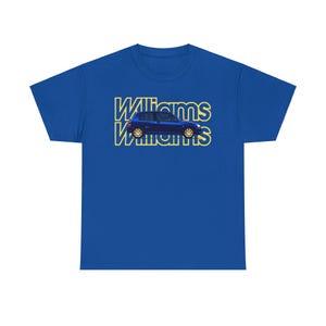 Può includere: Una t-shirt blu reale con una grafica di un'auto blu e il testo "Williams" in giallo e blu.