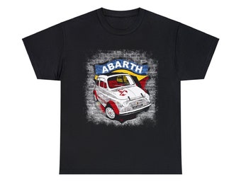 Puede incluir: Camiseta negra con un gráfico de un coche Fiat Abarth 500 blanco sobre un fondo de pared de ladrillo. El coche tiene una franja roja y azul en el capó y la palabra "ABARTH" está escrita en azul sobre el coche.
