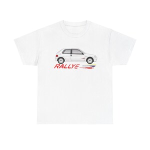 Pode incluir: Camiseta branca com uma ilustração de um carro branco e a palavra "RALLYE" em vermelho.