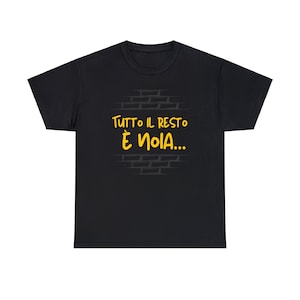 Puede incluir: Camiseta negra con un gráfico amarillo de un muro de ladrillo y el texto "TUTTO IL RESTO È NOLA..."