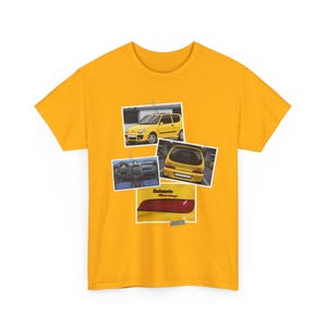 Puede incluir: Camiseta de color amarillo mostaza con tres imágenes de un coche amarillo. Las imágenes muestran el exterior, el interior y la luz trasera del coche. El texto "Sabauto Autovintage" es visible en la imagen inferior.