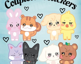 Pode incluir: Seis pares de adesivos de animais de desenho animado com o texto "Coupleteez stickers". Os adesivos apresentam um coelho rosa e um esquilo laranja, um pintinho amarelo e um cachorro amarelo, um gato roxo e um gato preto, e um cachorro branco e um urso marrom.