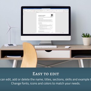 Op de afbeelding: Een computermonitor toont een cv-sjabloon met de naam "DENNIS MURRAY". Het bureau bevat een klein wit windturbinemodel, een plant in een pot en de tekst "EASY TO EDIT". De tekst hieronder luidt: "U kunt de naam, titels, secties, vaardigheden en voorbeeldtekst bewerken, toevoegen of verwijderen."