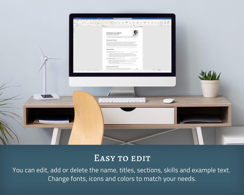 Op de afbeelding: Een computermonitor toont een cv-sjabloon met de naam "DENNIS MURRAY". Het bureau bevat een klein wit windturbinemodel, een plant in een pot en de tekst "EASY TO EDIT". De tekst hieronder luidt: "U kunt de naam, titels, secties, vaardigheden en voorbeeldtekst bewerken, toevoegen of verwijderen."