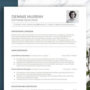 Op de afbeelding: Een professioneel cv-sjabloon met de naam "DENNIS MURRAY" en de titel "SOFTWARE DEVELOPER" bovenaan. Het cv bevat secties voor professionele overzicht, werkervaring en opleiding. Een foto van een man staat in de rechterbovenhoek.