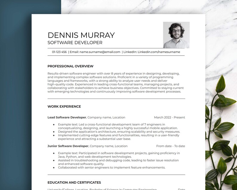 Op de afbeelding: Een professioneel cv-sjabloon met de naam "DENNIS MURRAY" en de titel "SOFTWARE DEVELOPER" bovenaan. Het cv bevat secties voor professionele overzicht, werkervaring en opleiding. Een foto van een man staat in de rechterbovenhoek.