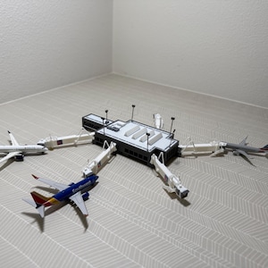 1:400 Regional Airport Terminal with 5 Functional Jetways