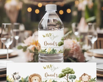 Op de afbeelding: Waterfleslabel met een jungle thema. Het label is groen en goud met een leeuw, een zebra en een aap. De tekst op het label luidt "Wild One Daniel's First Birthday".