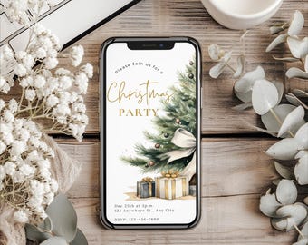 Op de afbeelding: Een smartphone toont een uitnodiging voor een kerstfeest. De uitnodiging toont een aquarel kerstboom, cadeaus en de tekst "Christmas Party". De telefoon ligt op een houten oppervlak met bloemen en een toetsenbord.