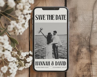 Puede incluir: Una foto en blanco y negro de una pareja en un barco, con el texto "SAVE THE DATE" encima de ellos y "HANNAH & DAVID" debajo. La fecha "SATURDAY MARCH 20XX" y la dirección "123 ANYWHERE ST. ANY CITY" también están incluidas.