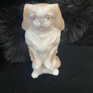 Cão pequinês vintage Royal Copenhagen da Dinamarca em pé em bronzeado