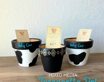 Maceta de terracota de técnica mixta: diseño con estampado de vaca y del oeste americano.