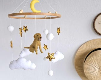 Labrador Retriever Baby Mobile: Mjuk ullhundbarnrumsdekor, gul labradorpresent till föräldrar
