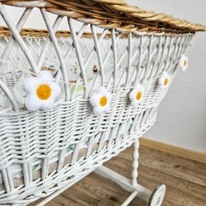 White Daisy Flower Garland Nursery Decor Nursery Bunting Girl Bedroom Decor Little Girl Gifts Girly Bedroom Boho Daisy Chain Flower Bunting