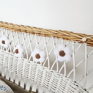 Flower Garland Daisy Garland Nursery Garland Daisy Bunting Nursery Chain Baby Room Bunting Girls Room Decor White Daisy Flower Garland