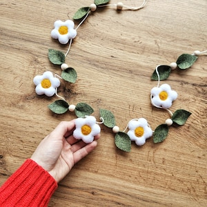White Daisy Flower Garland Spring Garland Leaves Garland Nursery Bunting Girl Bedroom Decor Girly Bedroom Boho Daisy Chain Flower Bunting