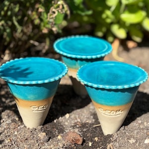 Atrapa lluvia - bebedero para insectos fabricado en cerámica, esmaltado en turquesa satinado brillante, hecho a mano, enmacetado y pintado a mano, para balcón y jardín.