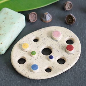 Seifenschale aus Keramik, mit bunten Punkten und Ablauflöchern, glänzend glasiert mit schwarzen Sprenkel, Handgefertigt