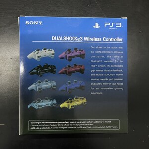 K&ouml;nnte beinhalten: Eine blaue Box mit einem wei&szlig;en SONY-Logo und einem PS3-Logo. Die Box zeigt ein Bild eines DUALSHOCK&reg;3 Wireless Controllers in verschiedenen Farben. Der Text auf der Box lautet: DUALSHOCK&reg;3 Wireless Controller. Kommen Sie der Action n&auml;her mit dem DUALSHOCK&reg;3 Wireless Controller, dem offiziellen Bluetooth&reg;-Controller f&uuml;r das PS3&trade;-System. Der komfortable Griff, das intensive Vibrationsfeedback und die intuitiven SIXAXIS&reg;-Bewegungssensoren sorgen f&uuml;r Pr&auml;zision und Kontrolle in Ihren H&auml;nden f&uuml;r ein immersives Spielerlebnis.