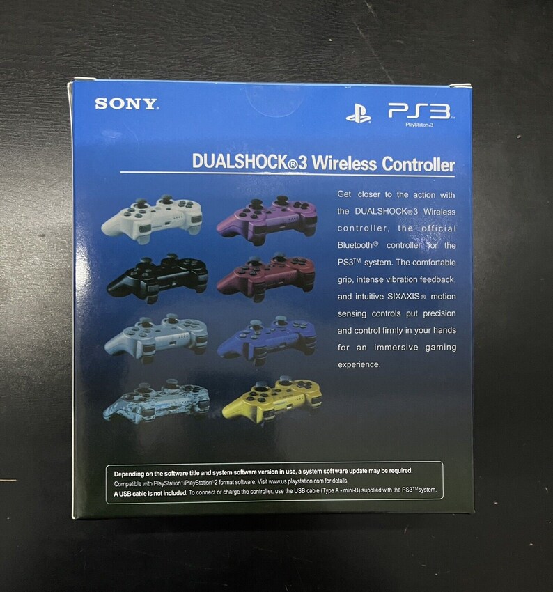 K&ouml;nnte beinhalten: Eine blaue Box mit einem wei&szlig;en SONY-Logo und einem PS3-Logo. Die Box zeigt ein Bild eines DUALSHOCK&reg;3 Wireless Controllers in verschiedenen Farben. Der Text auf der Box lautet: DUALSHOCK&reg;3 Wireless Controller. Kommen Sie der Action n&auml;her mit dem DUALSHOCK&reg;3 Wireless Controller, dem offiziellen Bluetooth&reg;-Controller f&uuml;r das PS3&trade;-System. Der komfortable Griff, das intensive Vibrationsfeedback und die intuitiven SIXAXIS&reg;-Bewegungssensoren sorgen f&uuml;r Pr&auml;zision und Kontrolle in Ihren H&auml;nden f&uuml;r ein immersives Spielerlebnis.
