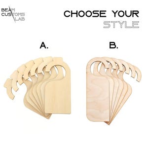 Könnte beinhalten: Zwei Stile von unfertigen Holztürhängern. Stil A hat eine abgerundete Oberseite und einen Haken. Stil B hat eine gerade Oberseite und einen Haken. Beide Stile werden in Stapeln von sieben gezeigt.