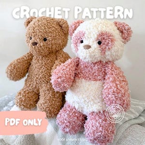 Puede incluir: Una taza de cerámica blanca con un asa negra y el texto "But First, Coffee" en negrita negra. La taza se encuentra sobre un fondo neutro, resaltando su diseño simple.