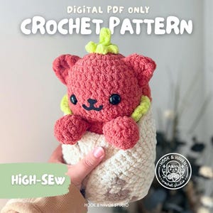 Peut inclure: Un jouet en peluche au crochet en forme de chat fraise rouge enveloppé dans une couverture crème. Le chat a des yeux en plastique noir, un nez et une bouche noirs brodés, et une petite tige verte sur le dessus. Texte DIGITAL PDF ONLY CROCHET PATTERN.