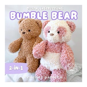 Puede incluir: Dos osos de peluche hechos de hilo texturizado. Un oso es de color marrón sólido y el otro es una mezcla de crema y rosa. El texto dice: Digital Instructions, Bumble Bear, 2-in-1, crochet pattern. Los osos tienen ojos y narices oscuras.