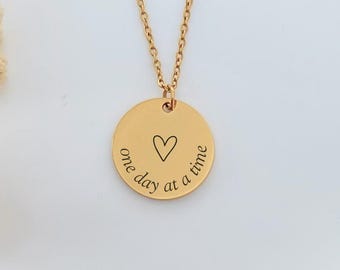 Colar "Um Dia de Cada Vez": Joia de Recuperação Gravada, Presente para Sobriedade, Pingente de Força